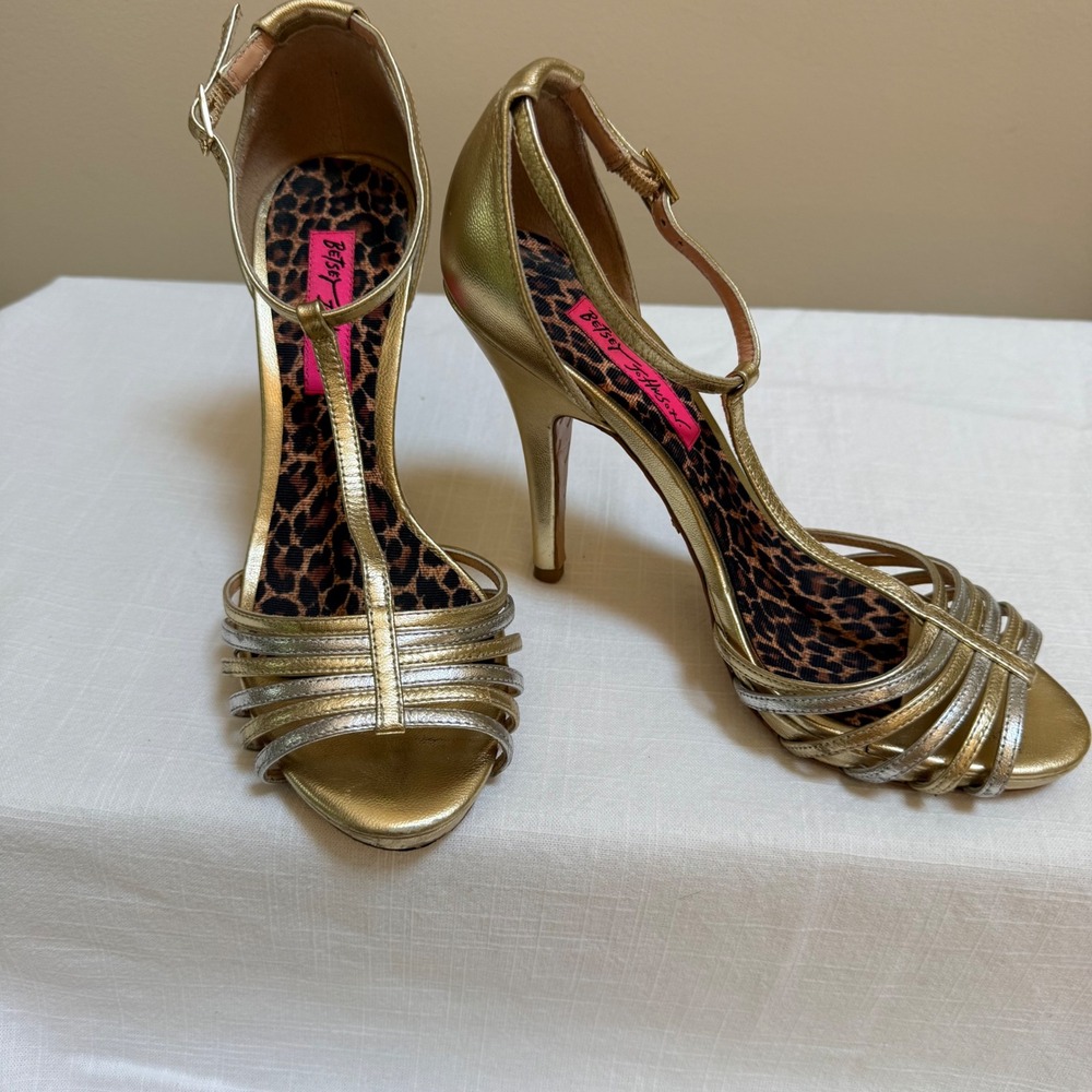 Betsey Johnson Stiletto Sandals 6M Gold Metallic T-Strap wedding formal gala - Picture 14 of 15